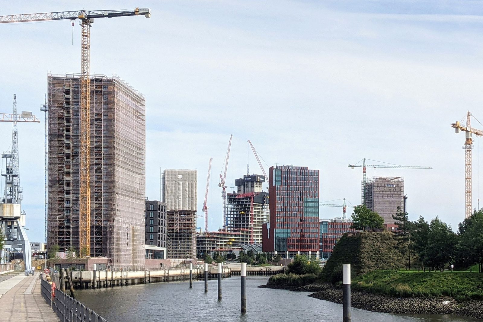 HafenCity Elbbrückenquartier mit S-Bahnhof neben dem Elbtower